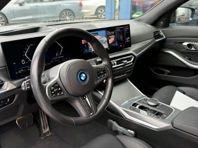 BMW 3-serie 330e xDrive M-Sport | Panoramadak | Harman Kardon | Head-up | BLIS
