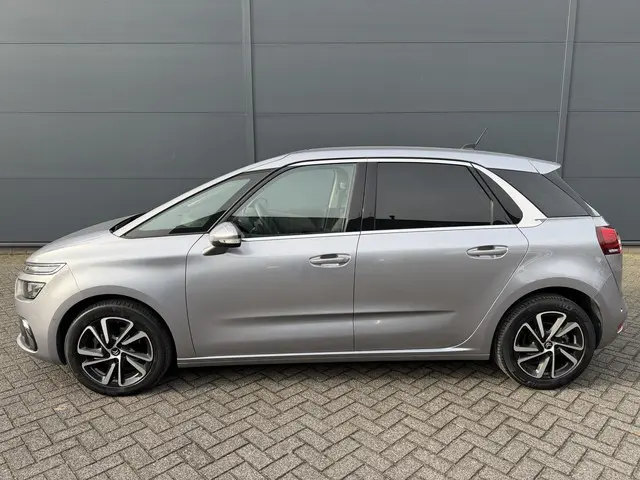 Citroën C4 SpaceTourer 130pk Shine (Camera - Keyless Entry - Parkeersensoren V+A - Navigatie - Apple...