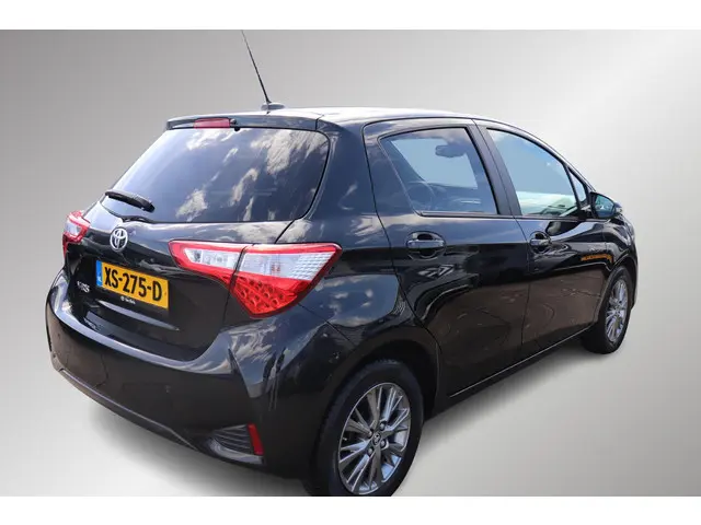 Toyota Yaris 1.5 VVT-i Dynamic,  All season, Sensoren achter, Dealer onderhouden!