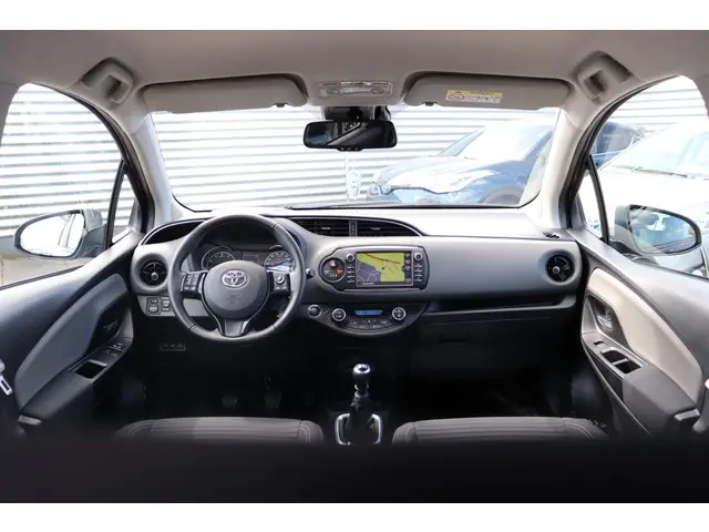 Toyota Yaris 1.5 VVT-i Dynamic,  All season, Sensoren achter, Dealer onderhouden!