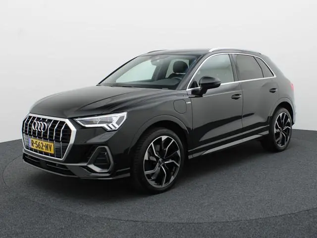 Audi Q3 45 TFSI e S edition | S-line | Trekhaak | Camera | 20'' | Side Assist | Prijs Rijklaar !!