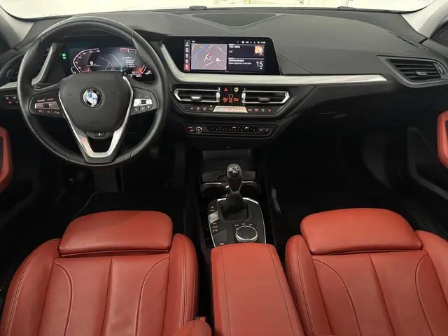 BMW 1-serie 118i High Executive | CARPLAY | AFN. TREKHAAK | CAMERA |