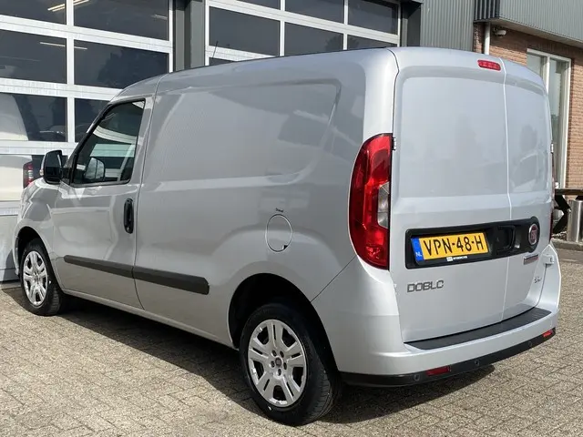 Fiat Doblò Cargo 1.3 MJ L1H1 SX Btw en Bpm vrij Airco Cruise controle Navigatie Tussenschot Parkeerh...