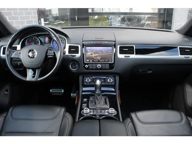 Volkswagen Touareg 3.0 TDI R-line / Panoramadak / Keyless / N.A.P.