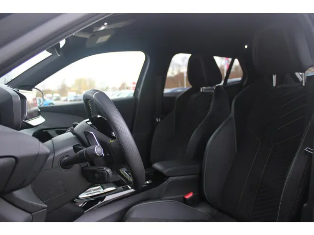 Peugeot 2008 1.2 130PK AUTOMAAT GT PACK | ALCANTARA/LEDEREN BEKLEDING | ELEKTRISCH BEDIENBARE BESTUURDERSSTOEL | STOEL VERWARMING | MASSAGE STOELEN | NAVIGATIE | FULL LED KOPLAMPEN | DRAADLOZE APPLE CARPLAY/ANDROID AUTO | ADAPTIVE CRUISE CONTROL | CAMERA VOOR + ACHTER | CLIMATE CONTROL | LICHTMETALEN VELGEN 17" | KEYLESS ENTRY/START | DAB+ RADIO |DODEHOEK DETECTIE | PARKEERSENSOREN VOOR + ACHTER |