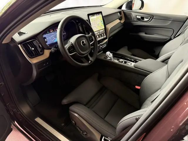 Volvo XC60 2.0 T8 455PK AWD PLUS DARK NIEUWE AUTO HARMAN KARDON 360.CAM  STOEL/STUUR VERW LEER