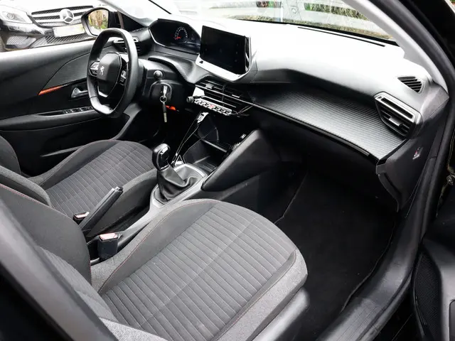 Peugeot 208 1.2 PureTech Active Pack 1e-Eig. Keurig-Onderh. BOVAG-Garantie. NL-Auto.