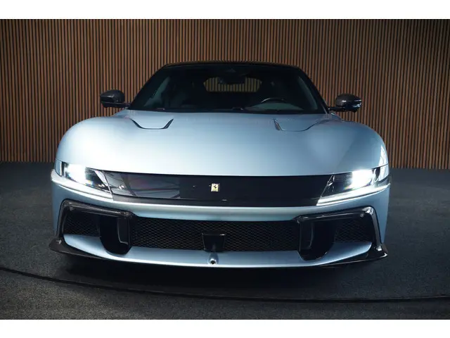 Ferrari 12Cilindri 6.5 V12 Full Carbon Lift Panorama