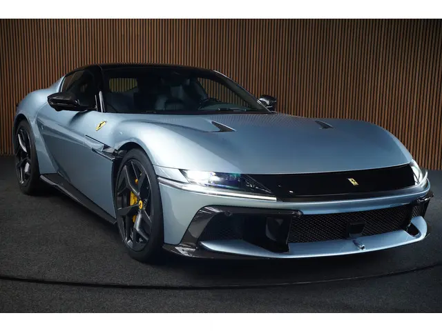 Ferrari 12Cilindri 6.5 V12 Full Carbon Lift Panorama