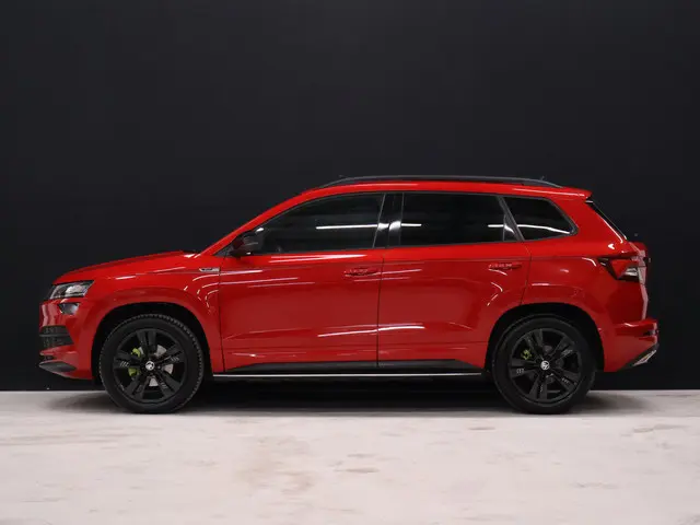 ŠKODA Karoq 1.5 TSI ACT Sportline Business [SCHUIFDAK, APPLE CARPLAY, ANDROID AUTO, CAMERA, STOELVER...