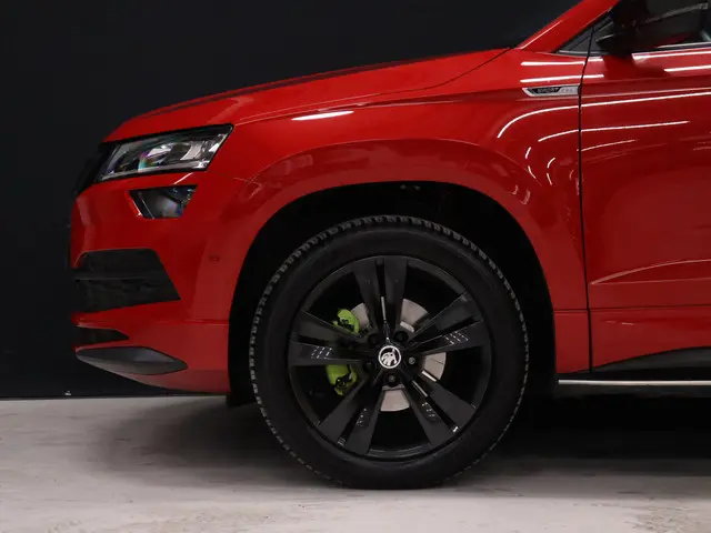 ŠKODA Karoq 1.5 TSI ACT Sportline Business [SCHUIFDAK, APPLE CARPLAY, ANDROID AUTO, CAMERA, STOELVER...