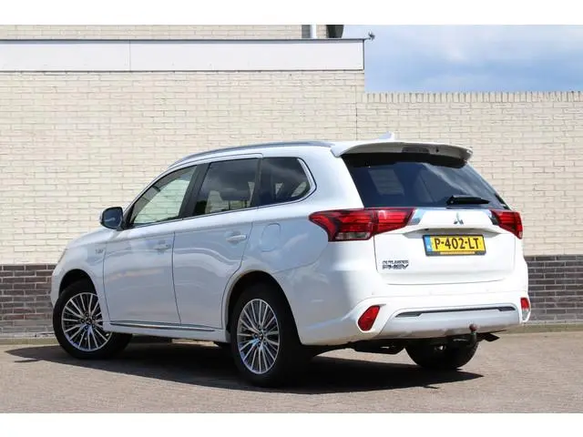 Mitsubishi Outlander 2.4 PHEV Intense+ | Trekhaak | Camera | Navigatie | Stoelverwarming