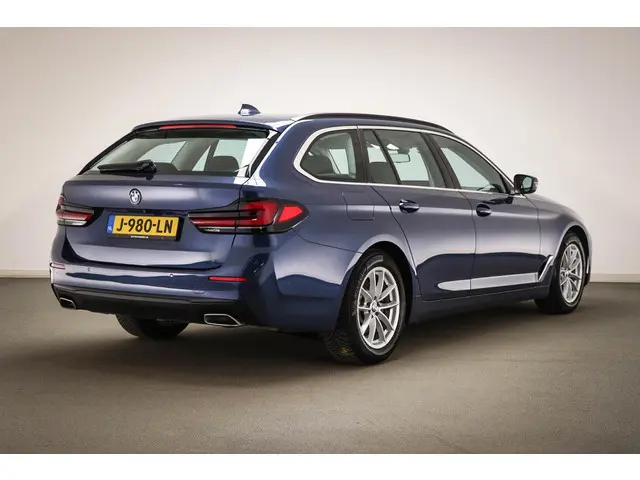 BMW 5-serie Touring 520i High Executive Edition | AUDIO MEDIA / SAFETY / PARKING- PACK | DAB | APPLE...