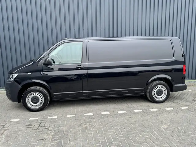 Volkswagen Transporter 2.0 TDI L2H1 28 Economy Business | Trekhaak | Apple Carplay/ Android Auto | Cruise control | Parkeersensoren |