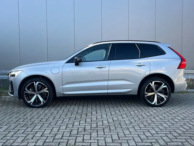 Volvo XC60 2.0 T8 Plug-in hybrid AWD Pano / Head up / Key Less / 360 Camera / Trekhgaak
