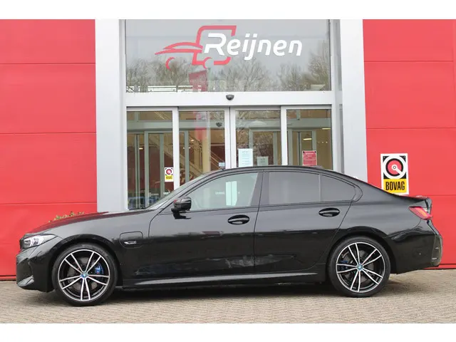 BMW 3-serie 330e 292PK xDRIVE | PANORAMISCH SCHUIF/KANTEL DAK | M-SPORT PRO-PAKKET | M-SPORT REMMEN...
