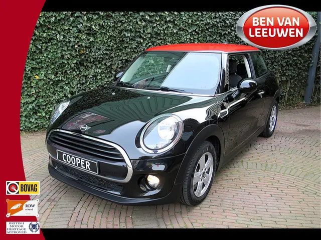 MINI Cooper 1.5 F56 LCI met Navi, BT, Clima, PDC en 15"