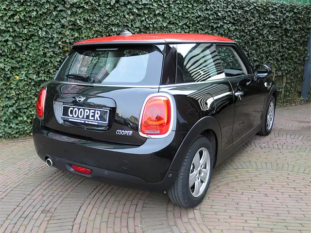 MINI Cooper 1.5 F56 LCI met Navi, BT, Clima, PDC en 15"