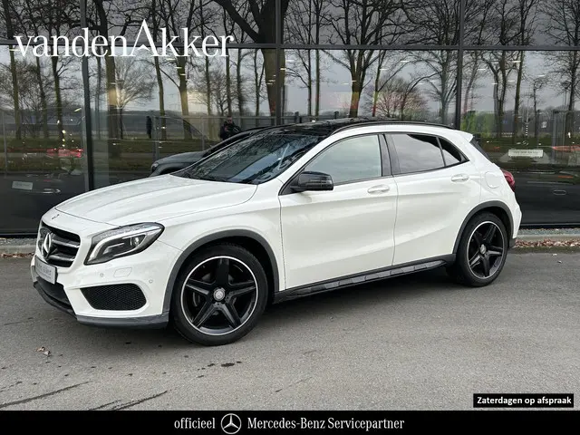 Mercedes-Benz GLA-klasse 180 AMG // Panoramadak // Nightpakket // 19" Velgen // Navigatie // Bi-Xenon // Cruise Control