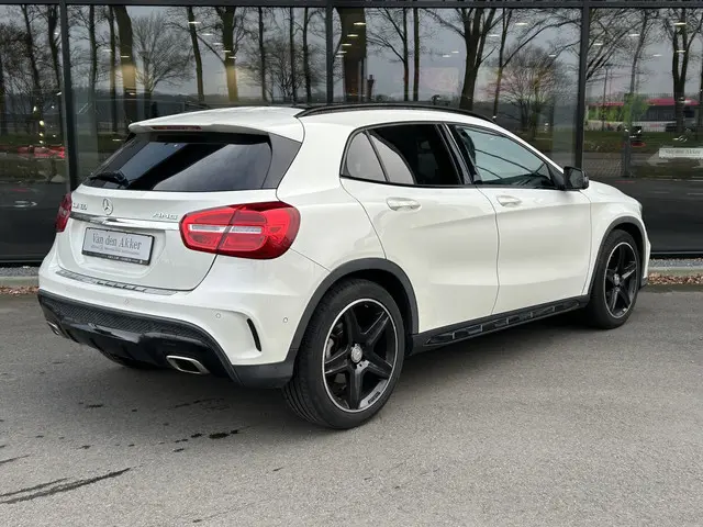 Mercedes-Benz GLA-klasse 180 AMG // Panoramadak // Nightpakket // 19" Velgen // Navigatie // Bi-Xenon // Cruise Control