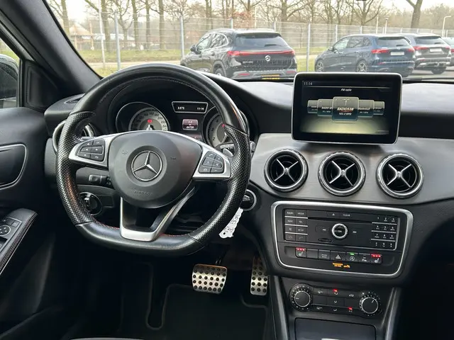 Mercedes-Benz GLA-klasse 180 AMG // Panoramadak // Nightpakket // 19" Velgen // Navigatie // Bi-Xenon // Cruise Control