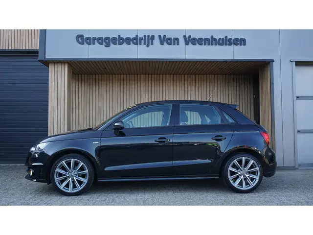 Audi A1 Sportback 1.2 TFSI 86pk 5Drs Admired S-Line *Black Style* Navi 17inch LM Airco Cruise Contro...