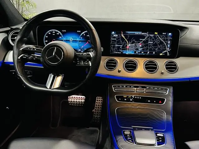 Mercedes-Benz E-klasse 200 AMG Estate // Trekhaak // Leder // 360 Camera // Nightpakket // Sfeerverl...