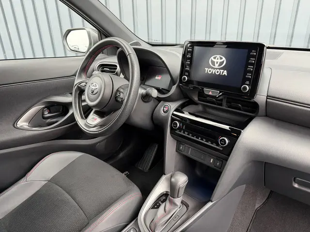 Toyota Yaris Cross 1.5 Hybrid GR Sport | 360 camera | 8.000 km | Head-up | BSM | Rijklaar!!