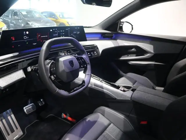 Peugeot e-5008