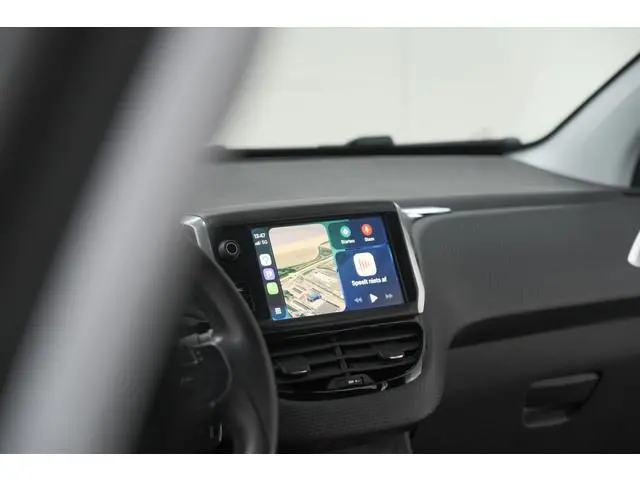 Peugeot 208 PureTech 82 Signature | Trekhaak | Parkeersensoren | Apple Carplay | Navigatie