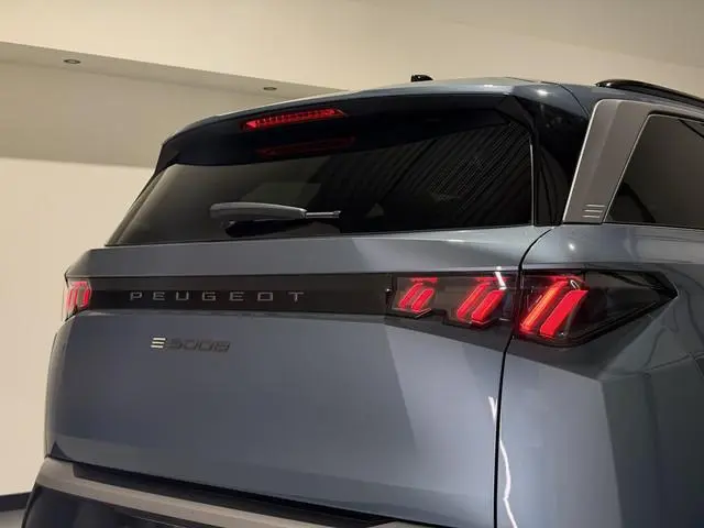 Peugeot e-5008