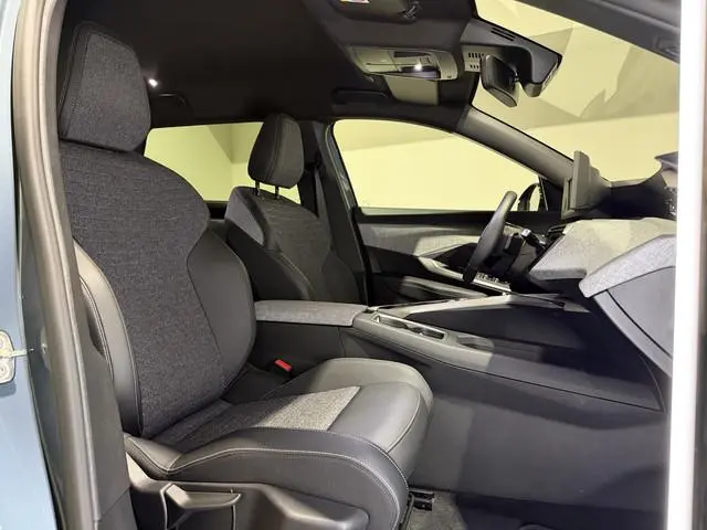 Peugeot e-5008