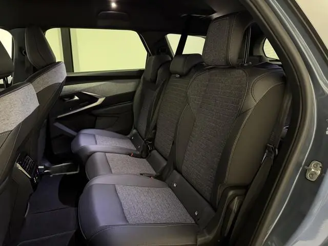 Peugeot e-5008