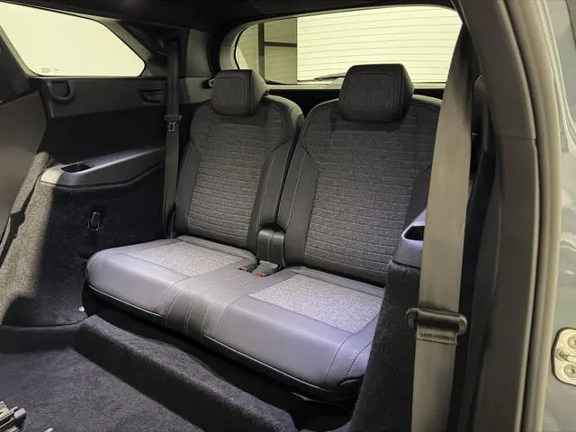 Peugeot e-5008