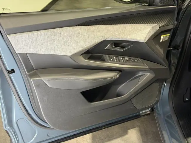 Peugeot e-5008