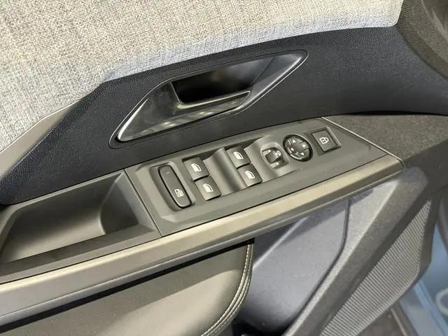 Peugeot e-5008