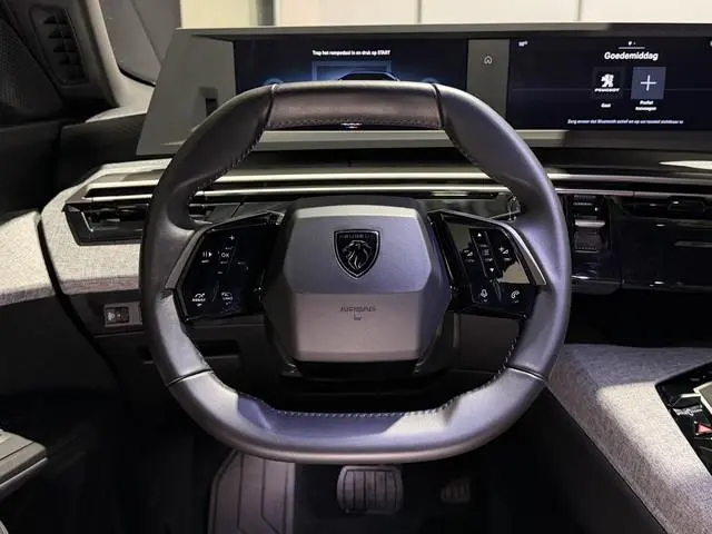 Peugeot e-5008