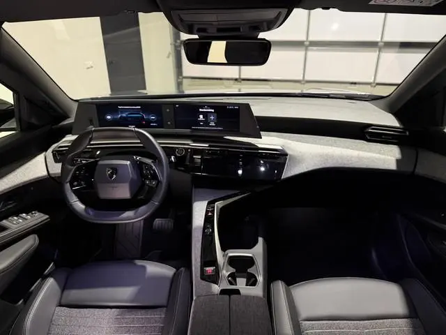 Peugeot e-5008