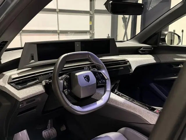 Peugeot e-5008