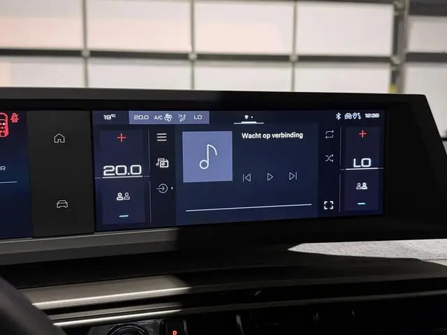 Peugeot e-5008