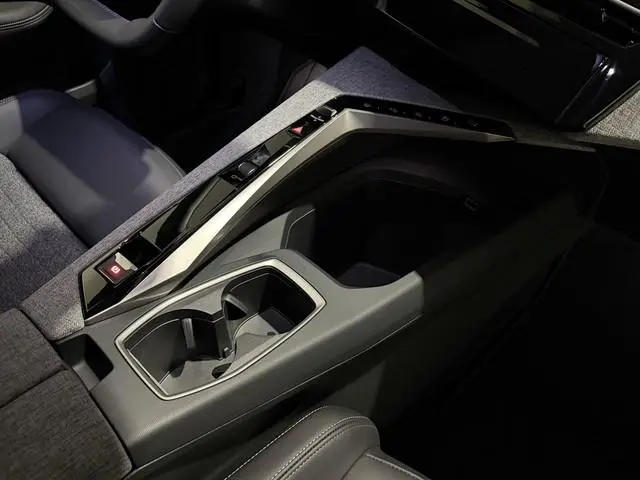 Peugeot e-5008