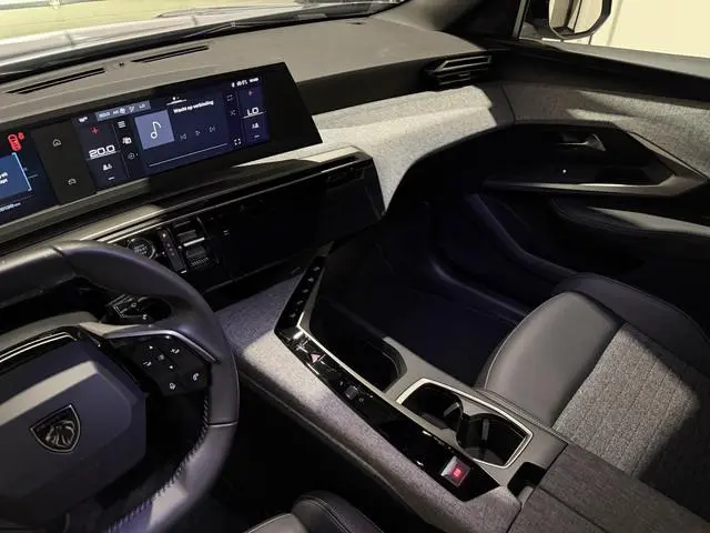 Peugeot e-5008
