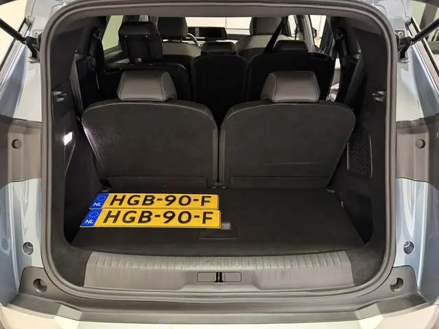 Peugeot e-5008