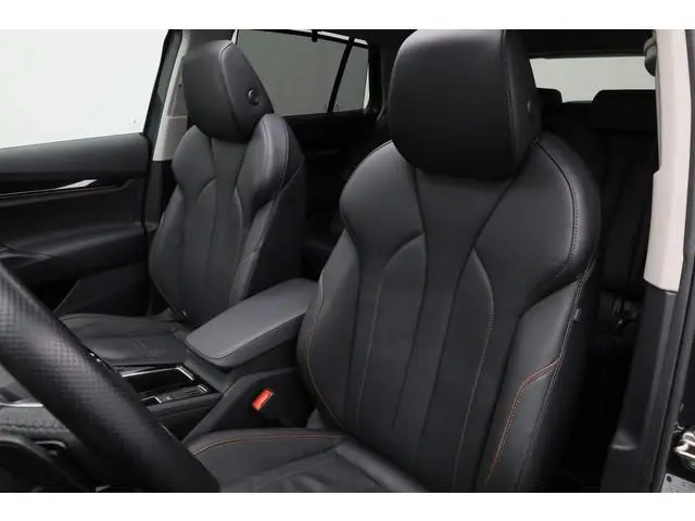Skoda Enyaq iV 80 204 pk Executive Luxury | Panoramadak | Trekhaak | Warmtepomp | Leder | Geheugenst...