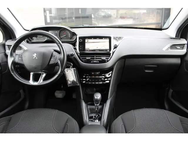 Peugeot 208 1.2 PureTech Allure / Camera / Navigatie / Automaat