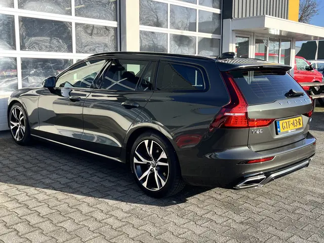 Volvo V60 2.0 T4 R-Design Leder Stoelverwarming Stuurwielbediening Parkeersensoren voor en achter Ap...