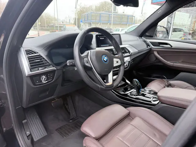 BMW iX3 High Executive 80 kWh | Trekhaak | X3M look | Pano | Leer