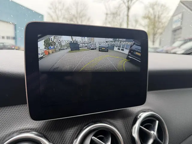 Mercedes-Benz GLA-klasse 200 Trekhaak l Automaat l stoel verwarming l Camera