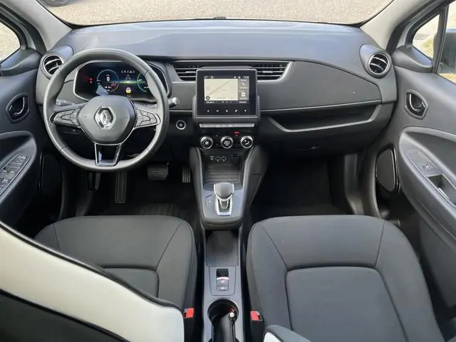Renault ZOE R110 Life 52 kWh / Koopbatterij  / Parkeerhulp. Achter / Navigatie /