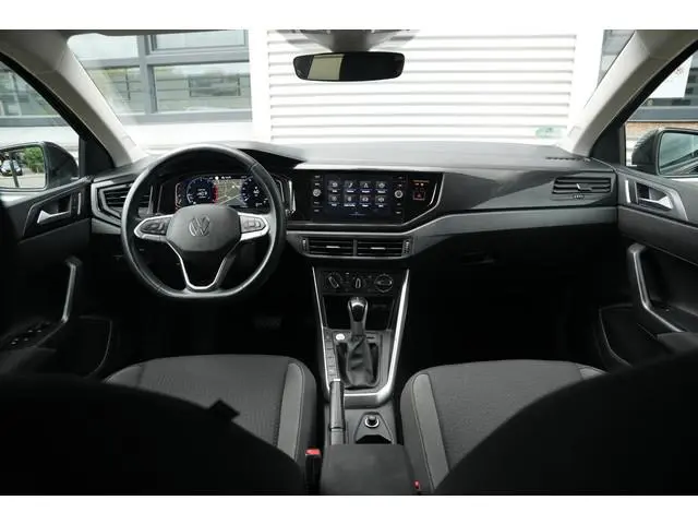 Volkswagen Polo 1.0 TSI Life Business Apple carplay Getint glas Airco Emergency braking DAB+ File as...